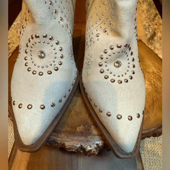Very G Studded Cream  Heeled Boots - NWOT. 9.5 - Picture 2 of 12